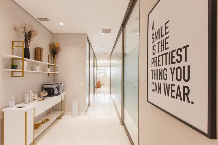 Corredor interno da clínica